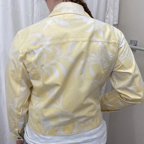Liz Claiborne Women’s pale yellow jean jacket. Size petite. - Picture 2 of 6